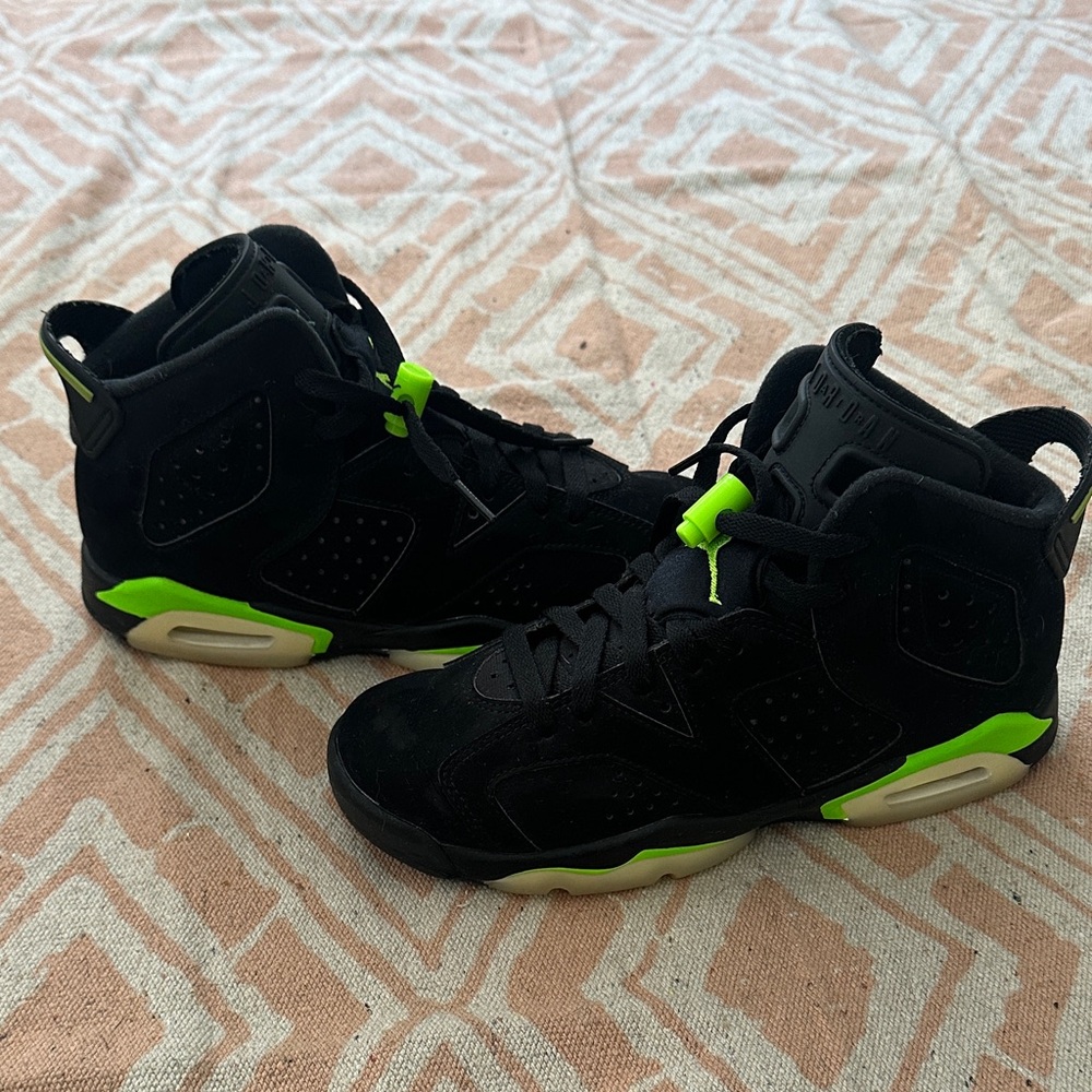 Jordan Retro 6 Black and Green Sneakers
